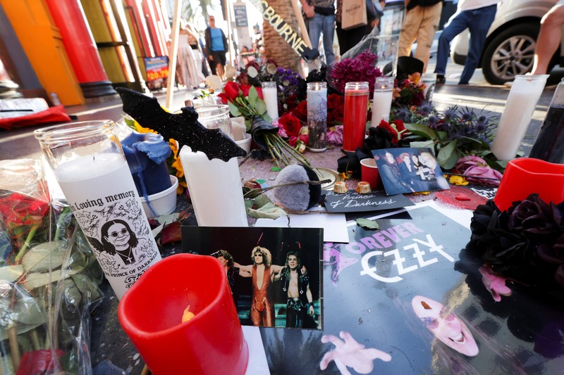 Seorang penggemar meletakan bunga di atas bintang mendiang Ozzy Osbourne di Hollywood Walk of Fame di Los Angeles, California, AS, 22 Juli 2025. Seorang penggemar meletakan bunga di atas bintang mendiang Ozzy Osbourne di Hollywood Walk of Fame di Los Angeles, California, AS, 22 Juli 2025. (Tangkapan Layar Video Reuters/)