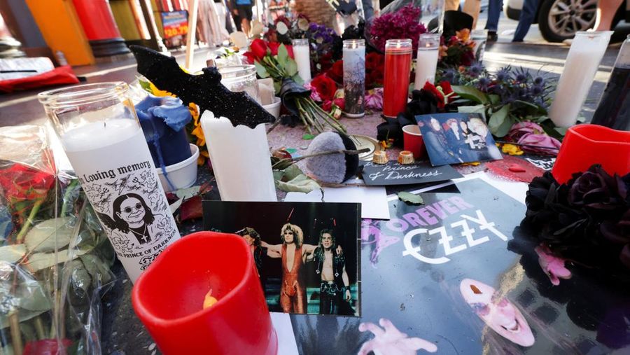 Seorang penggemar meletakan bunga di atas bintang mendiang Ozzy Osbourne di Hollywood Walk of Fame di Los Angeles, California, AS, 22 Juli 2025. Seorang penggemar meletakan bunga di atas bintang mendiang Ozzy Osbourne di Hollywood Walk of Fame di Los Angeles, California, AS, 22 Juli 2025. (Tangkapan Layar Video Reuters/)