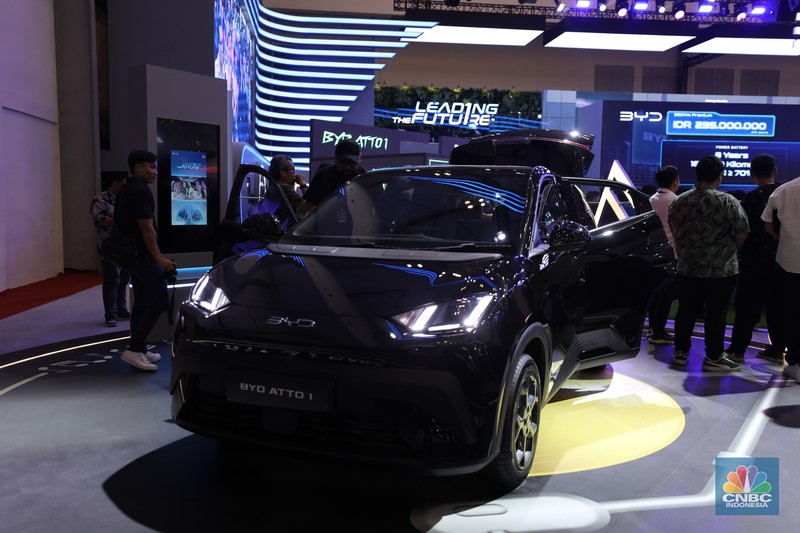 BYD memperkenalkan kendaraan barunya BYD Atto 1 di Internasional Auto Show (GIIAS) 2025 DI Tangerang, Banten, Rabu (23/7/2025). (CNBC Indonesia/Tri Susilo) BYD memperkenalkan kendaraan barunya BYD Atto 1 di Internasional Auto Show (GIIAS) 2025 DI Tangerang, Banten, Rabu (23/7/2025). (CNBC Indonesia/Tri Susilo)