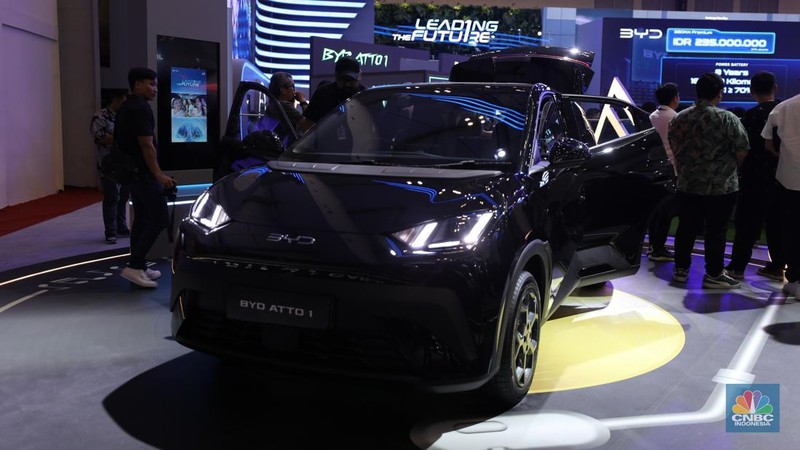 BYD memperkenalkan kendaraan barunya BYD Atto 1 di Internasional Auto Show (GIIAS) 2025 DI Tangerang, Banten, Rabu (23/7/2025). (CNBC Indonesia/Tri Susilo)