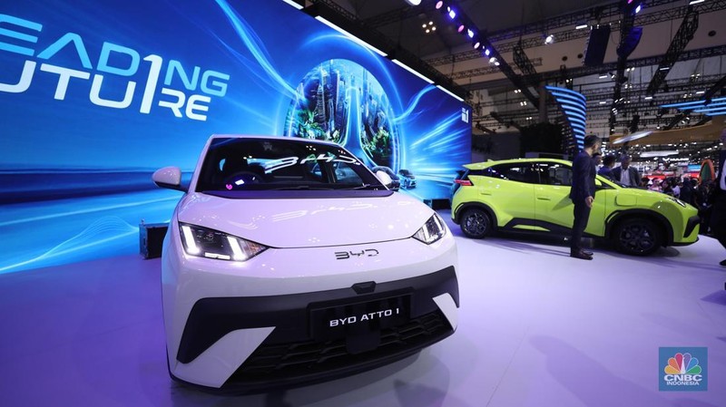 BYD memperkenalkan kendaraan barunya BYD Atto 1 di Internasional Auto Show (GIIAS) 2025 DI Tangerang, Banten, Rabu (23/7/2025). (CNBC Indonesia/Tri Susilo)