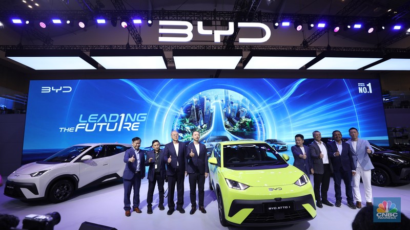 BYD memperkenalkan kendaraan barunya BYD Atto 1 di Internasional Auto Show (GIIAS) 2025 DI Tangerang, Banten, Rabu (23/7/2025). (CNBC Indonesia/Tri Susilo) BYD memperkenalkan kendaraan barunya BYD Atto 1 di Internasional Auto Show (GIIAS) 2025 DI Tangerang, Banten, Rabu (23/7/2025). (CNBC Indonesia/Tri Susilo)