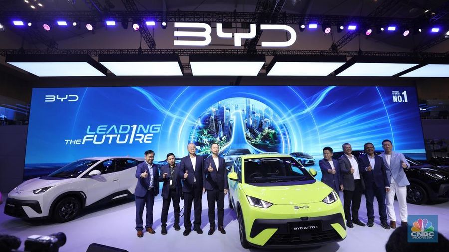 BYD memperkenalkan kendaraan barunya BYD Atto 1 di Internasional Auto Show (GIIAS) 2025 DI Tangerang, Banten, Rabu (23/7/2025). (CNBC Indonesia/Tri Susilo)