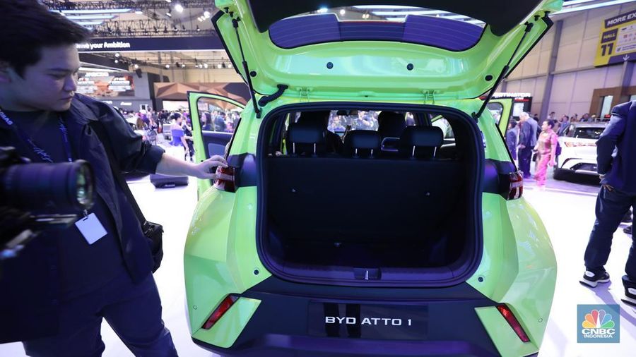 BYD memperkenalkan kendaraan barunya BYD Atto 1 di Internasional Auto Show (GIIAS) 2025 DI Tangerang, Banten, Rabu (23/7/2025). (CNBC Indonesia/Tri Susilo)