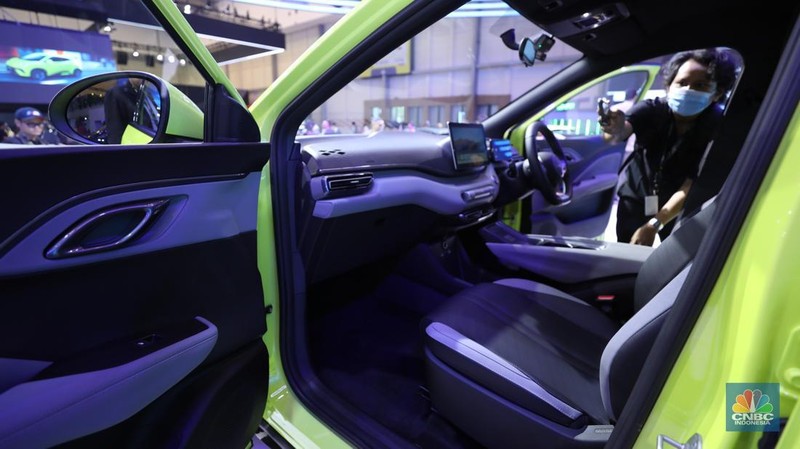 BYD memperkenalkan kendaraan barunya BYD Atto 1 di Internasional Auto Show (GIIAS) 2025 DI Tangerang, Banten, Rabu (23/7/2025). (CNBC Indonesia/Tri Susilo)