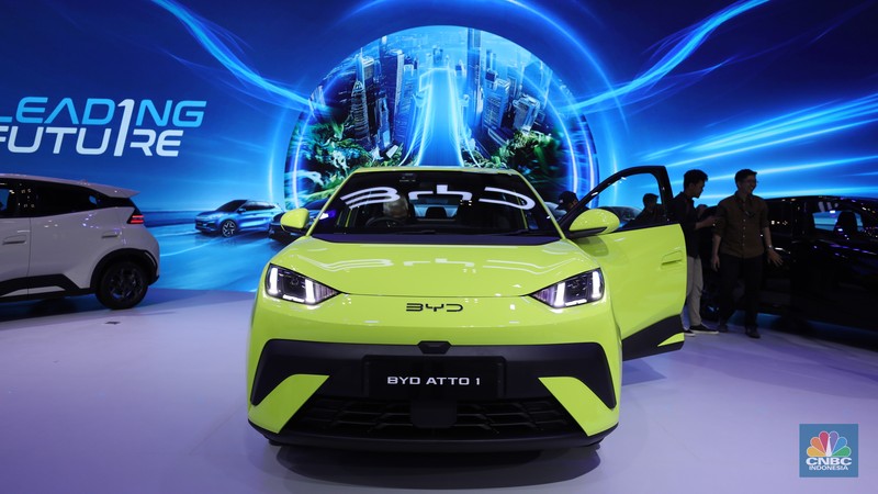BYD memperkenalkan kendaraan barunya BYD Atto 1 di Internasional Auto Show (GIIAS) 2025 DI Tangerang, Banten, Rabu (23/7/2025). (CNBC Indonesia/Tri Susilo) BYD memperkenalkan kendaraan barunya BYD Atto 1 di Internasional Auto Show (GIIAS) 2025 DI Tangerang, Banten, Rabu (23/7/2025). (CNBC Indonesia/Tri Susilo)