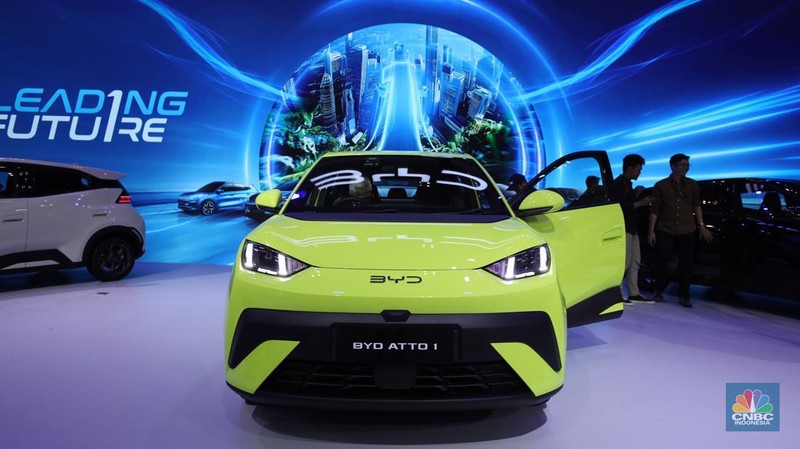 BYD memperkenalkan kendaraan barunya BYD Atto 1 di Internasional Auto Show (GIIAS) 2025 DI Tangerang, Banten, Rabu (23/7/2025). (CNBC Indonesia/Tri Susilo)