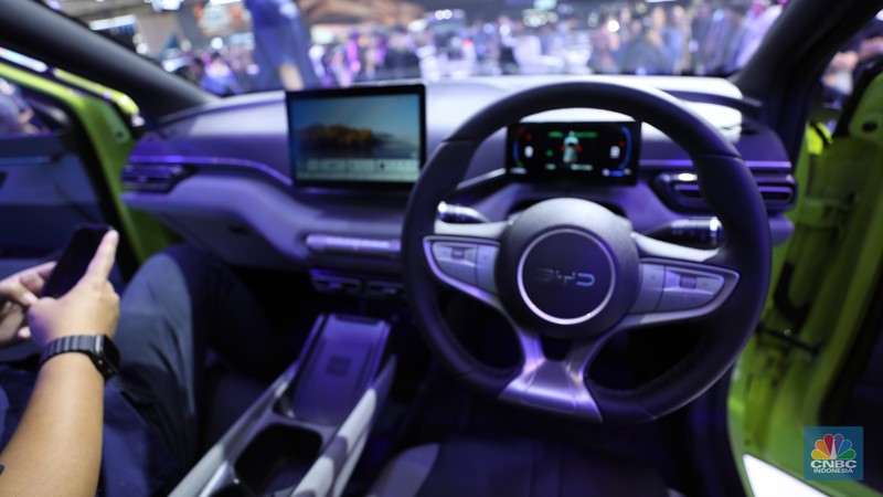 BYD memperkenalkan kendaraan barunya BYD Atto 1 di Internasional Auto Show (GIIAS) 2025 DI Tangerang, Banten, Rabu (23/7/2025). (CNBC Indonesia/Tri Susilo) BYD memperkenalkan kendaraan barunya BYD Atto 1 di Internasional Auto Show (GIIAS) 2025 DI Tangerang, Banten, Rabu (23/7/2025). (CNBC Indonesia/Tri Susilo)