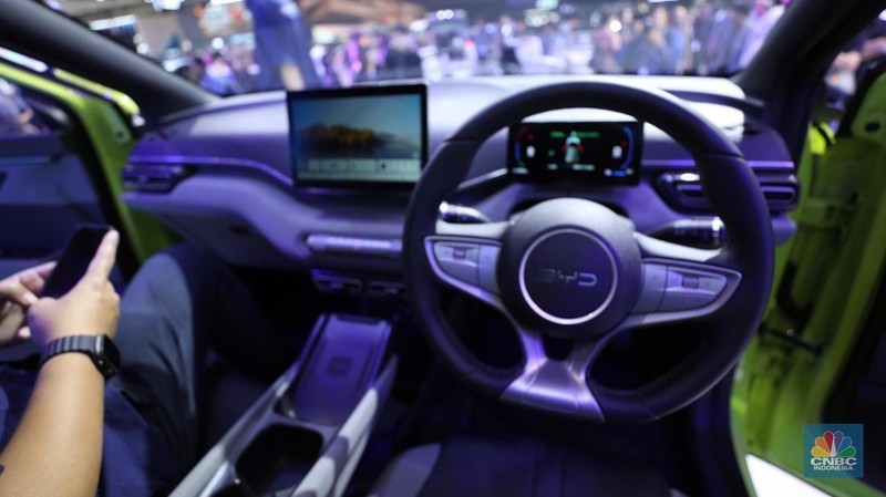BYD memperkenalkan kendaraan barunya BYD Atto 1 di Internasional Auto Show (GIIAS) 2025 DI Tangerang, Banten, Rabu (23/7/2025). (CNBC Indonesia/Tri Susilo)