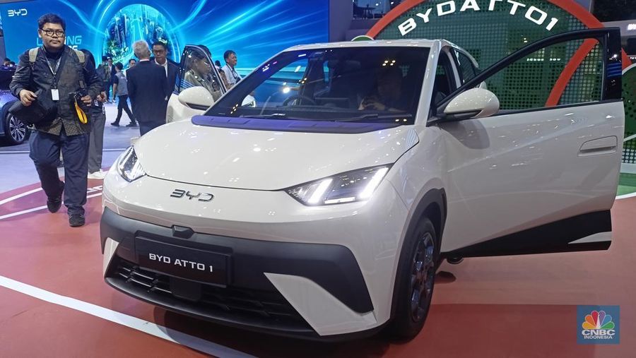 BYD menggemparkan panggung Gaikindo Indonesia Internasional Auto Show (GIIAS) 2025 setelah merilis BYD Atto 1 dengan harga di bawah Rp 200 juta, tepatnya Rp 195 juta. (CNBC Indonesia/Ferry Sandi)