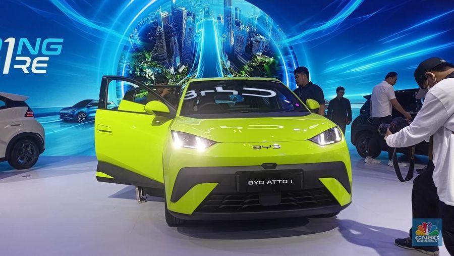 BYD menggemparkan panggung Gaikindo Indonesia Internasional Auto Show (GIIAS) 2025 setelah merilis BYD Atto 1 dengan harga di bawah Rp 200 juta, tepatnya Rp 195 juta. (CNBC Indonesia/Ferry Sandi)