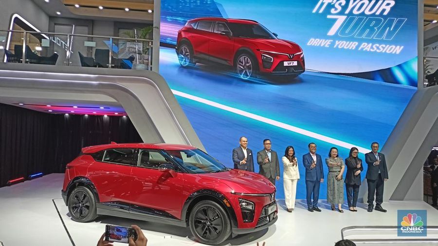 Country CEO VinFast Indonesia Kariyanti Hardjosoemarto dalam peluncuran VF 7 dalam ajang GIIAS 2025 di ICE BSD, Tangerang, Rabu (23/7/2025). (CNBC Indonesia/Ferry Sandi)