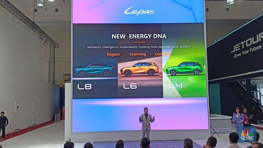Head of Brand & Marketing Department PT Chery Sales Indonesia, Rifkie Setiawan memperkenalkan LEPAS dalam konferensi pers di ajang Gaikindo Indonesia International Auto Show (GIIAS) 2025, ICE BSD, Jakarta, Rabu (23/7/2025). (CNBC Indonesia/Ferry Sandi)