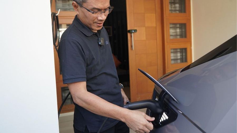 Ilustrasi pelanggan sedang melakukan pengisian daya kendaraan listrik di rumahnya. Hingga saat ini, total lebih dari 51 ribu pelanggan telah menikmati kemudahan layanan Home Charging Services dari PLN di mana terdapat penambahan 20.053 pelanggan baru pada periode Januari hingga Juni 2025. Jumlah penambahan tersebut naik 239% dibandingkan periode yang sama di tahun 2024 sebanyak 8.358 pelanggan. (PT PLN (Persero))
