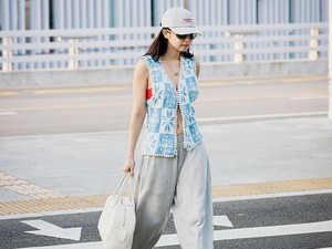 Sneakers Lima Jari Dipakai Jennie Blackpink, Akankah Jadi Tren Sepatu 2025?
