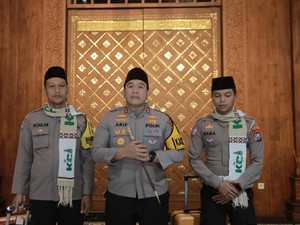 Momen Haru 2 Polisi Teladan Blitar Diberi Kapolres Hadiah Umrah