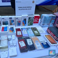 Beredar iPhone Palsu di RI, Kemendag Bongkar Markasnya di Jakbar