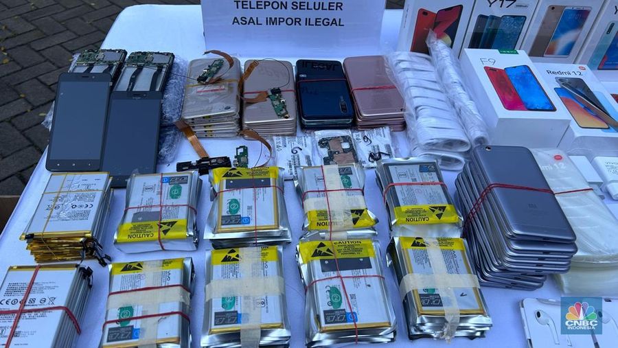 Kementerian Perdagangan (Kemendag) mengungkapkan temuan perdagangan smartphone/ponsel pintar palsu di Cengkareng, Jakarta Barat, Rabu (23/7/2025). (CNBC Indonesia/Martyasari Rizky)