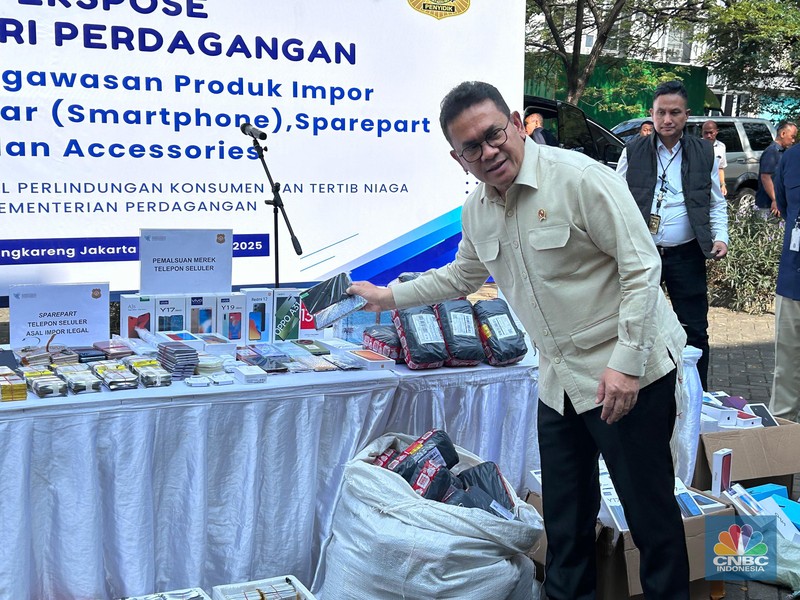 Kementerian Perdagangan (Kemendag) mengungkapkan temuan perdagangan smartphone/ponsel pintar palsu di Cengkareng, Jakarta Barat, Rabu (23/7/2025). Kementerian Perdagangan (Kemendag) mengungkapkan temuan perdagangan smartphone/ponsel pintar palsu di Cengkareng, Jakarta Barat, Rabu (23/7/2025). (CNBC Indonesia/Martyasari Rizky)