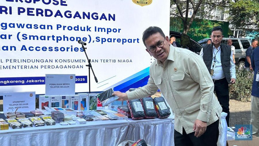 Kementerian Perdagangan (Kemendag) mengungkapkan temuan perdagangan smartphone/ponsel pintar palsu di Cengkareng, Jakarta Barat, Rabu (23/7/2025). Kementerian Perdagangan (Kemendag) mengungkapkan temuan perdagangan smartphone/ponsel pintar palsu di Cengkareng, Jakarta Barat, Rabu (23/7/2025). (CNBC Indonesia/Martyasari Rizky)