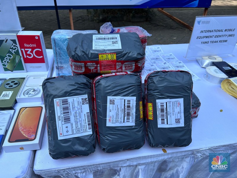 Kementerian Perdagangan (Kemendag) mengungkapkan temuan perdagangan smartphone/ponsel pintar palsu di Cengkareng, Jakarta Barat, Rabu (23/7/2025). Kementerian Perdagangan (Kemendag) mengungkapkan temuan perdagangan smartphone/ponsel pintar palsu di Cengkareng, Jakarta Barat, Rabu (23/7/2025). (CNBC Indonesia/Martyasari Rizky)
