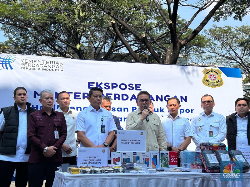 Kementerian Perdagangan (Kemendag) mengungkapkan temuan perdagangan smartphone/ponsel pintar palsu di Cengkareng, Jakarta Barat, Rabu (23/7/2025). Kementerian Perdagangan (Kemendag) mengungkapkan temuan perdagangan smartphone/ponsel pintar palsu di Cengkareng, Jakarta Barat, Rabu (23/7/2025). (CNBC Indonesia/Martyasari Rizky)