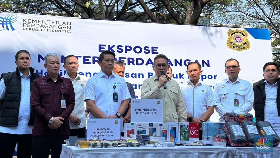 Kementerian Perdagangan (Kemendag) mengungkapkan temuan perdagangan smartphone/ponsel pintar palsu di Cengkareng, Jakarta Barat, Rabu (23/7/2025). (CNBC Indonesia/Martyasari Rizky)