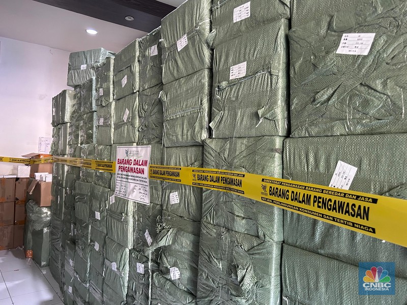 Kementerian Perdagangan (Kemendag) mengungkapkan temuan perdagangan smartphone/ponsel pintar palsu di Cengkareng, Jakarta Barat, Rabu (23/7/2025). Kementerian Perdagangan (Kemendag) mengungkapkan temuan perdagangan smartphone/ponsel pintar palsu di Cengkareng, Jakarta Barat, Rabu (23/7/2025). (CNBC Indonesia/Martyasari Rizky)