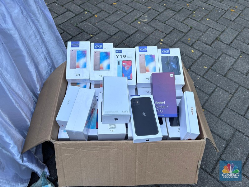 Kementerian Perdagangan (Kemendag) mengungkapkan temuan perdagangan smartphone/ponsel pintar palsu di Cengkareng, Jakarta Barat, Rabu (23/7/2025). (CNBC Indonesia/Martyasari Rizky)