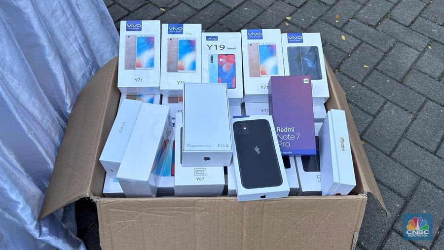 Kementerian Perdagangan (Kemendag) mengungkapkan temuan perdagangan smartphone/ponsel pintar palsu di Cengkareng, Jakarta Barat, Rabu (23/7/2025). Kementerian Perdagangan (Kemendag) mengungkapkan temuan perdagangan smartphone/ponsel pintar palsu di Cengkareng, Jakarta Barat, Rabu (23/7/2025). (CNBC Indonesia/Martyasari Rizky)