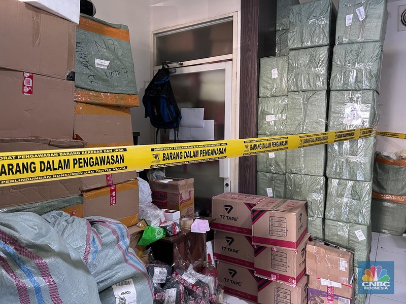 Kementerian Perdagangan (Kemendag) mengungkapkan temuan perdagangan smartphone/ponsel pintar palsu di Cengkareng, Jakarta Barat, Rabu (23/7/2025). Kementerian Perdagangan (Kemendag) mengungkapkan temuan perdagangan smartphone/ponsel pintar palsu di Cengkareng, Jakarta Barat, Rabu (23/7/2025). (CNBC Indonesia/Martyasari Rizky)