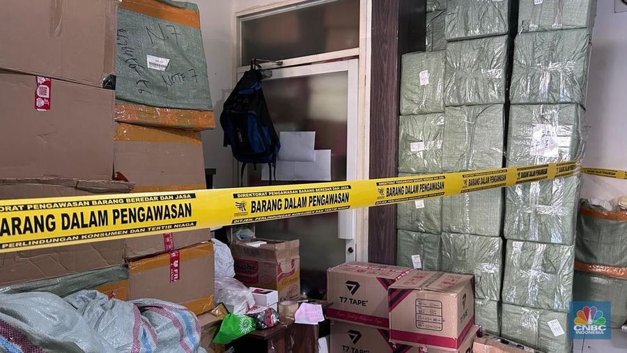 Kementerian Perdagangan (Kemendag) mengungkapkan temuan perdagangan smartphone/ponsel pintar palsu di Cengkareng, Jakarta Barat, Rabu (23/7/2025). Kementerian Perdagangan (Kemendag) mengungkapkan temuan perdagangan smartphone/ponsel pintar palsu di Cengkareng, Jakarta Barat, Rabu (23/7/2025). (CNBC Indonesia/Martyasari Rizky)