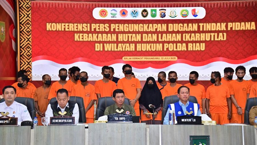 Kepala BNPB Letjen TNI Dr. Suharyanto, S. Sos., M.M., (kemeja dan rompi hijau) saat melihat barang bukti dan tersangka pembakar hutan pada Rapat Koordinasi Penanganan Kebakaran Hutan dan Lahan di Gedung Serindit, Kota Pekanbaru, Provinsi Riau pada Selasa (22/7). (Dok. BNPB)
