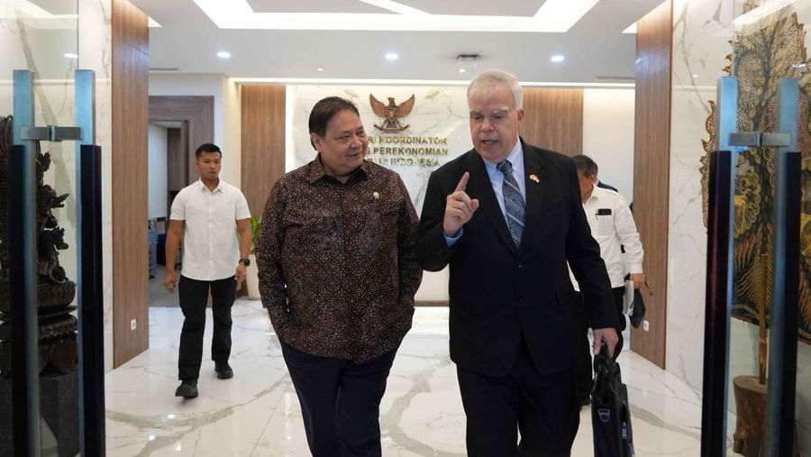 Menteri Koordinator Bidang Perekonomian Airlangga Hartarto menerima kunjungan Kuasa Usaha Ad Interim Kedutaan Besar Amerika Serikat Ambassador Peter M. Haymond di Jakarta, Senin (21/07/2025). (Dok. Kemenko Perekonomian)