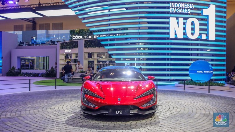 Mobil listrik premium asal China BYD YangWang U9 dipamerkan dalam acara GIIAS 2025 di ICE BSD, Kabupaten Tangerang, Banten, Rabu (23/7/2025). (CNBC Indonesia/Faisal Rahman)