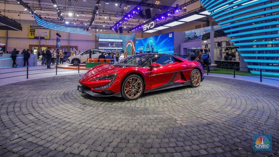 Mobil listrik premium asal China BYD YangWang U9 dipamerkan dalam acara GIIAS 2025 di ICE BSD, Kabupaten Tangerang, Banten, Rabu (23/7/2025). (CNBC Indonesia/Faisal Rahman)