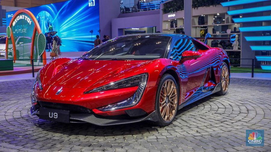 Mobil listrik premium asal China BYD YangWang U9 dipamerkan dalam acara GIIAS 2025 di ICE BSD, Kabupaten Tangerang, Banten, Rabu (23/7/2025). (CNBC Indonesia/Faisal Rahman)