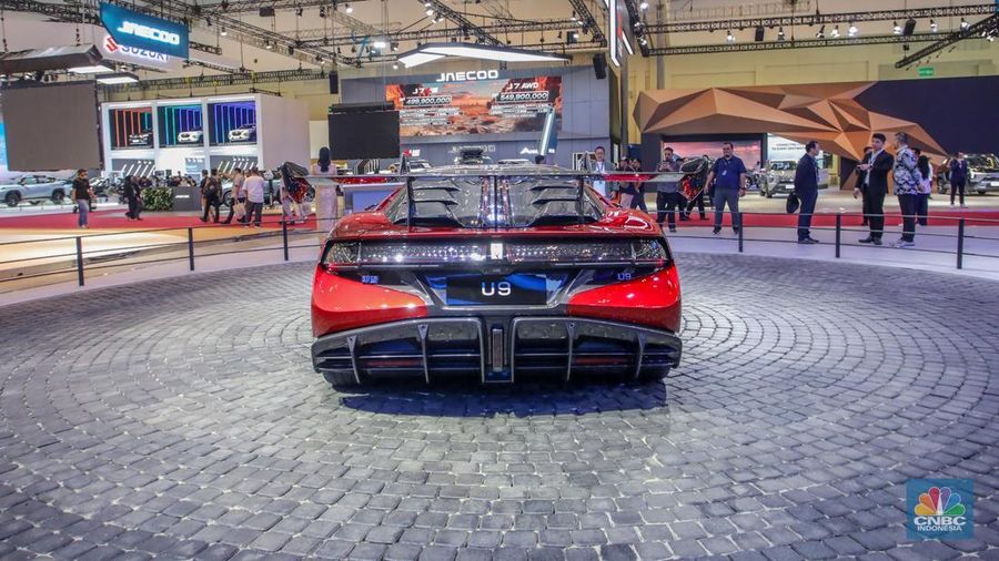 Mobil listrik premium asal China BYD YangWang U9 dipamerkan dalam acara GIIAS 2025 di ICE BSD, Kabupaten Tangerang, Banten, Rabu (23/7/2025). (CNBC Indonesia/Faisal Rahman)