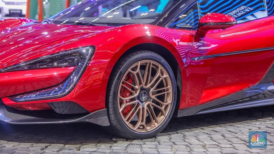 Mobil listrik premium asal China BYD YangWang U9 dipamerkan dalam acara GIIAS 2025 di ICE BSD, Kabupaten Tangerang, Banten, Rabu (23/7/2025). (CNBC Indonesia/Faisal Rahman)