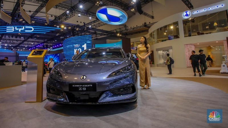 Mobil listrik premium asal China BYD YangWang U9 dipamerkan dalam acara GIIAS 2025 di ICE BSD, Kabupaten Tangerang, Banten, Rabu (23/7/2025). (CNBC Indonesia/Faisal Rahman)