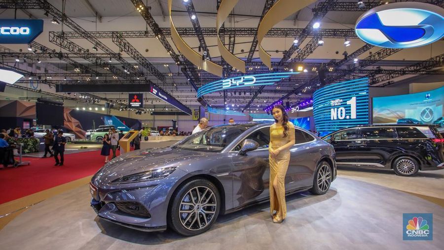 Mobil listrik premium asal China BYD YangWang U9 dipamerkan dalam acara GIIAS 2025 di ICE BSD, Kabupaten Tangerang, Banten, Rabu (23/7/2025). (CNBC Indonesia/Faisal Rahman)