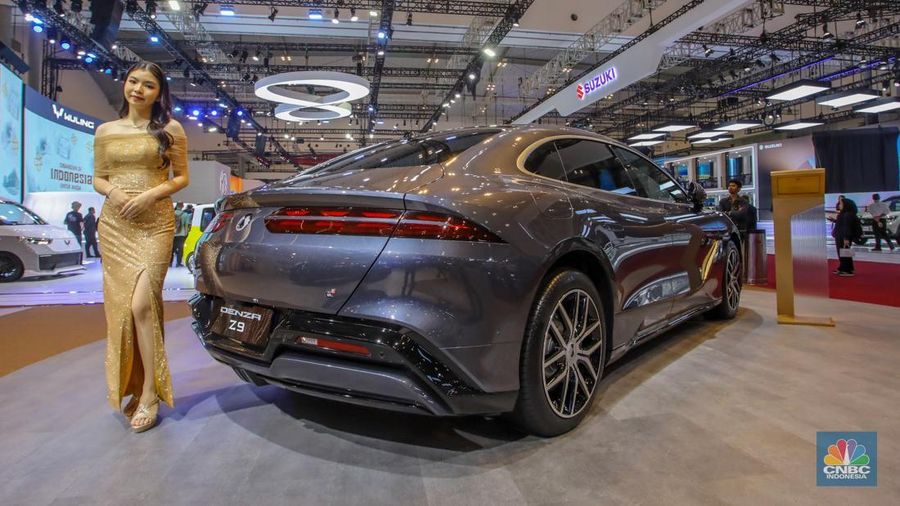 Mobil listrik premium asal China BYD YangWang U9 dipamerkan dalam acara GIIAS 2025 di ICE BSD, Kabupaten Tangerang, Banten, Rabu (23/7/2025). (CNBC Indonesia/Faisal Rahman)
