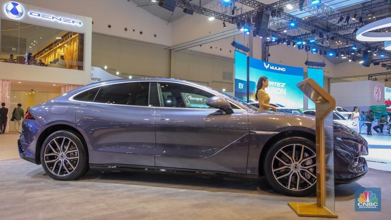 Mobil listrik premium asal China BYD YangWang U9 dipamerkan dalam acara GIIAS 2025 di ICE BSD, Kabupaten Tangerang, Banten, Rabu (23/7/2025). (CNBC Indonesia/Faisal Rahman)