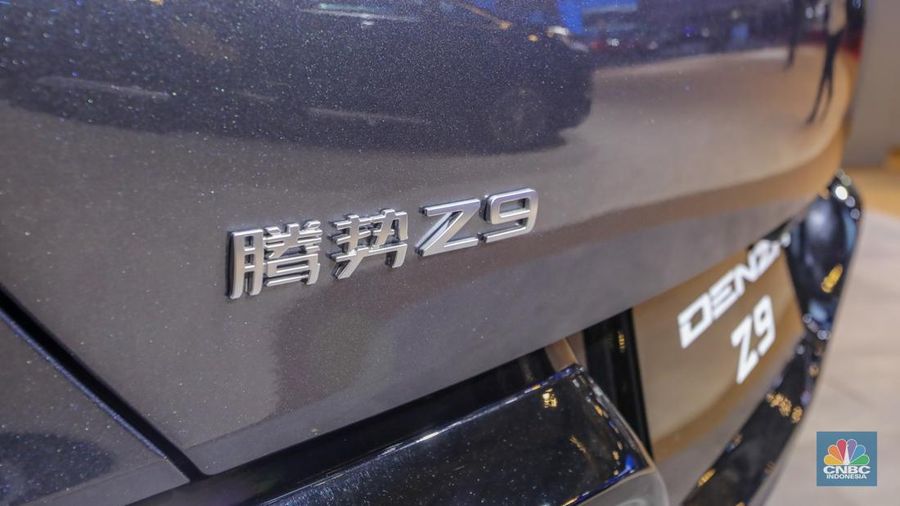 Mobil listrik premium asal China BYD YangWang U9 dipamerkan dalam acara GIIAS 2025 di ICE BSD, Kabupaten Tangerang, Banten, Rabu (23/7/2025). (CNBC Indonesia/Faisal Rahman)