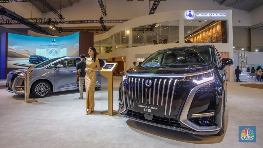MPV mewah Denza D9 ditampilkan dalam acara GIIAS 2025 di ICE BSD, Kabupaten Tangerang, Banten, Rabu (23/7/2025). (CNBC Indonesia/Faisal Rahman)