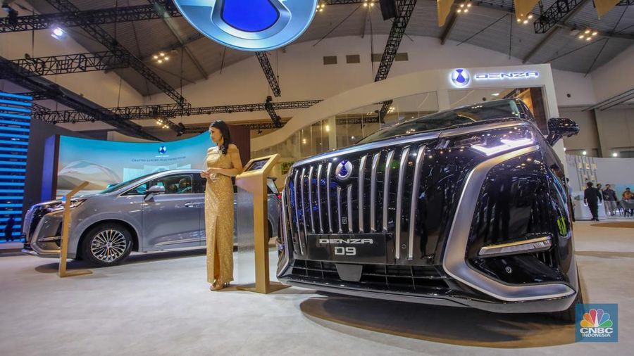MPV mewah Denza D9 ditampilkan dalam acara GIIAS 2025 di ICE BSD, Kabupaten Tangerang, Banten, Rabu (23/7/2025). (CNBC Indonesia/Faisal Rahman)
