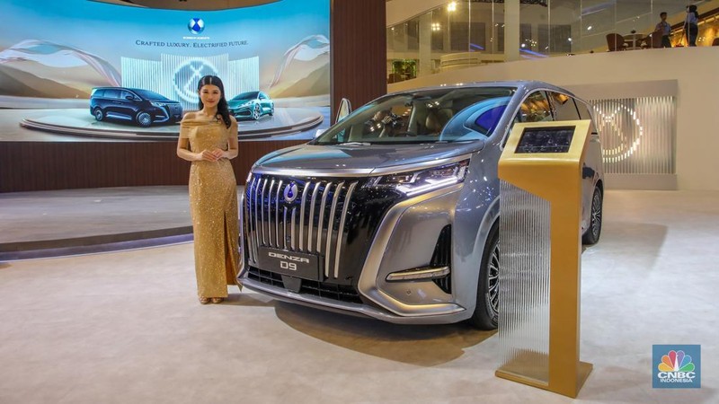 MPV mewah Denza D9 ditampilkan dalam acara GIIAS 2025 di ICE BSD, Kabupaten Tangerang, Banten, Rabu (23/7/2025). (CNBC Indonesia/Faisal Rahman)
