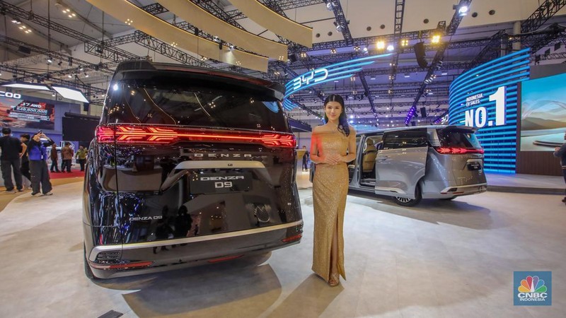 MPV mewah Denza D9 ditampilkan dalam acara GIIAS 2025 di ICE BSD, Kabupaten Tangerang, Banten, Rabu (23/7/2025). (CNBC Indonesia/Faisal Rahman)