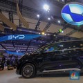 MPV mewah Denza D9 ditampilkan dalam acara GIIAS 2025 di ICE BSD, Kabupaten Tangerang, Banten, Rabu (23/7/2025). (CNBC Indonesia/Faisal Rahman)