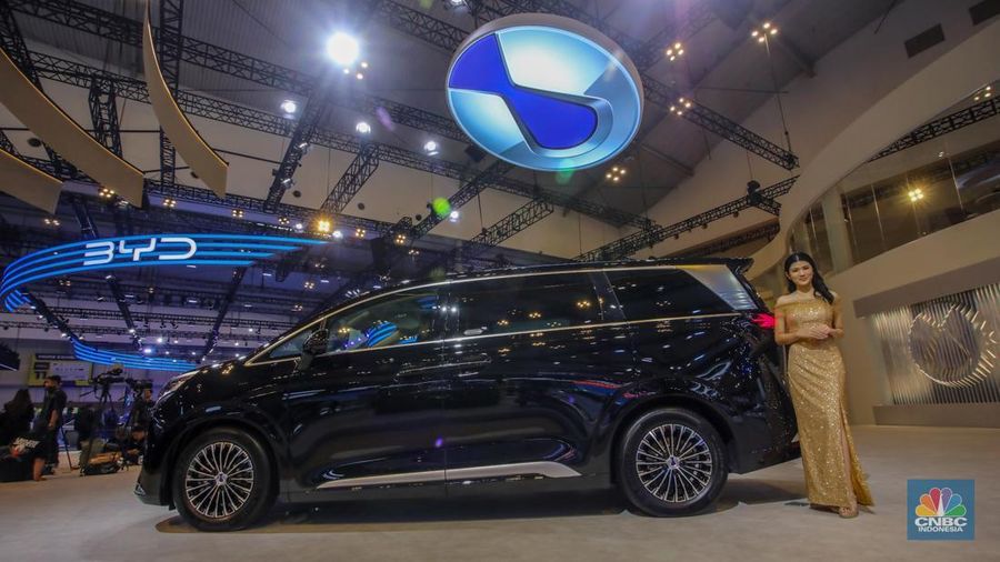 MPV mewah Denza D9 ditampilkan dalam acara GIIAS 2025 di ICE BSD, Kabupaten Tangerang, Banten, Rabu (23/7/2025). (CNBC Indonesia/Faisal Rahman)